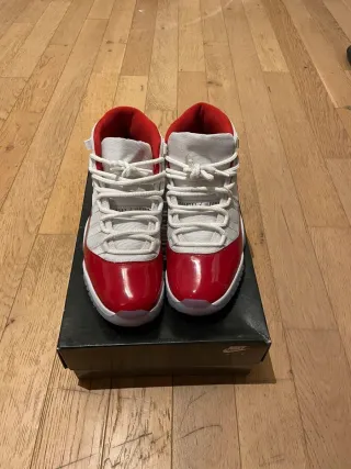 Zapatillas Jordan Talla 39 Rojas y Blancas