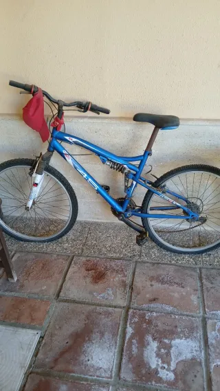 Bicicleta de montaña azul