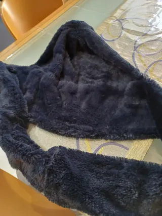 Sciarpa con cappuccio blu in pile