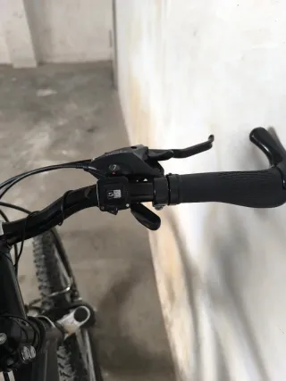 Bicicleta Montaña BH Naranja, casco, accesorios.