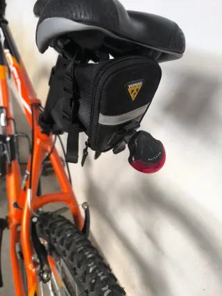 Bicicleta Montaña BH Naranja, casco, accesorios.