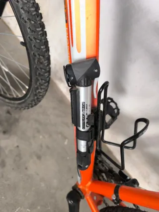 Bicicleta Montaña BH Naranja, casco, accesorios.