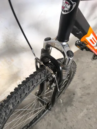 Bicicleta Montaña BH Naranja, casco, accesorios.