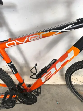 Bicicleta Montaña BH Naranja, casco, accesorios.