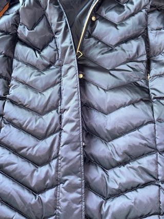 Abrigo largo acolchado con capucha