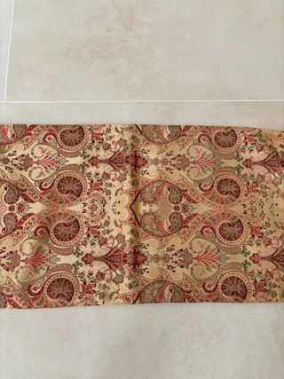 Caminos de mesa beige y rojo con flecos