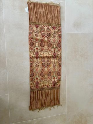 Caminos de mesa beige y rojo con flecos