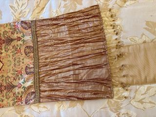 Caminos de mesa beige y rojo con flecos