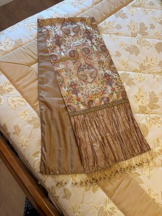 Caminos de mesa beige y rojo con flecos