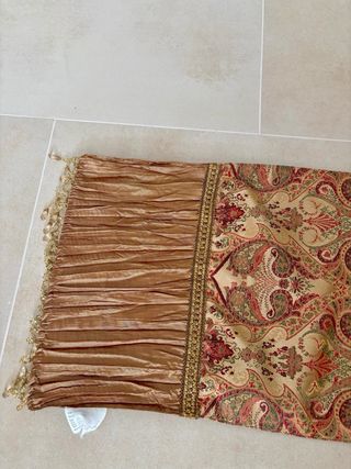 Caminos de mesa beige y rojo con flecos