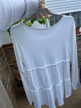 Camiseta blanca con volantes