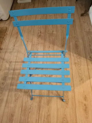 Conjunto de dos sillas azules y mesa metálica azul