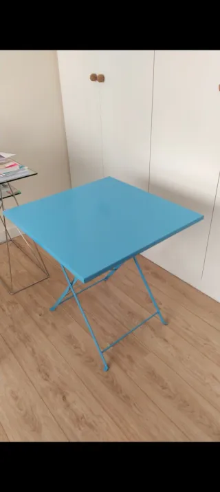 Conjunto de dos sillas azules y mesa metálica azul