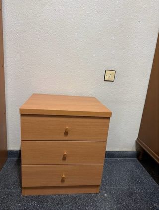 Mesa de noche con 3 cajones