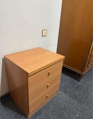 Mesa de noche con 3 cajones