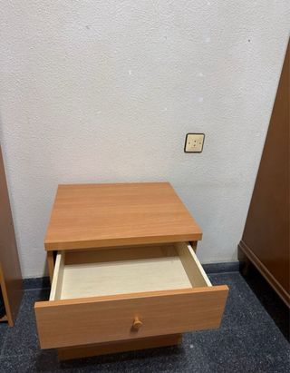 Mesa de noche con 3 cajones