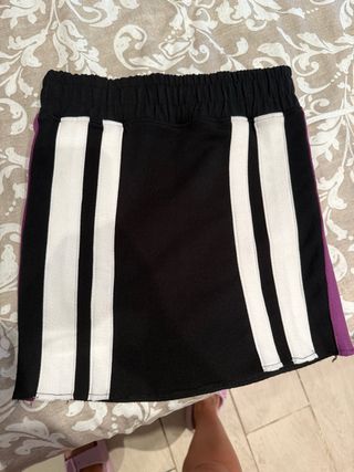 Falda negra con detalles morados