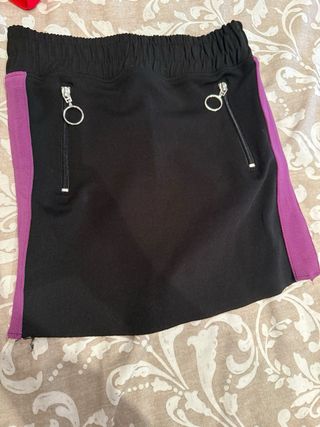 Falda negra con detalles morados
