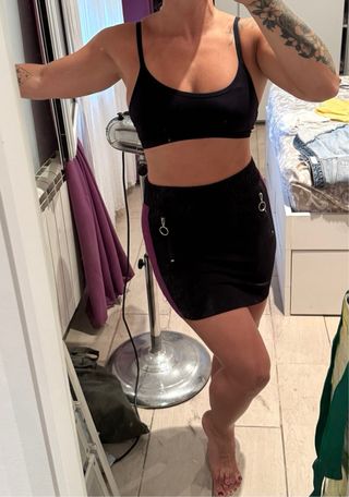 Falda negra con detalles morados