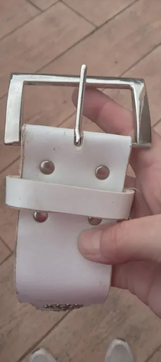 Cinturón blanco con tachuelas plateadas