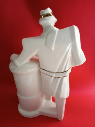 Figura cita buzón correos blanco y dorado