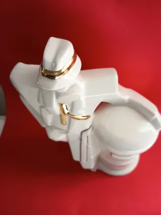 Figura cita buzón correos blanco y dorado