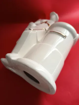 Figura cita buzón correos blanco y dorado