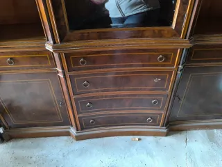 Mueble de madera marrón