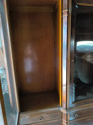 Mueble de madera marrón