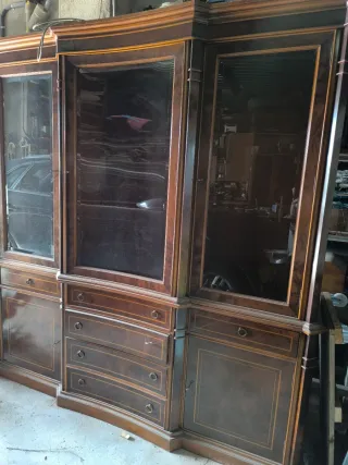 Mueble de madera marrón