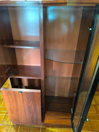 Mueble de madera marrón