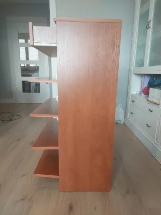 Zapatero de madera marrón