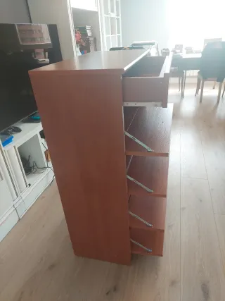 Zapatero de madera marrón