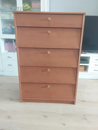 Zapatero de madera marrón