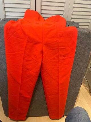 Mono rojo con tirantes cruzados