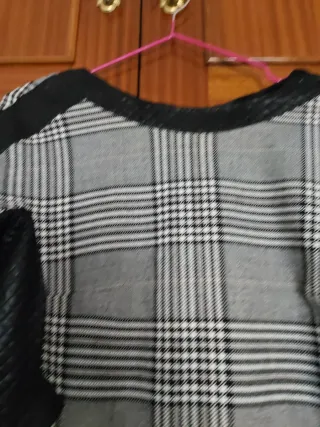 Vestido cuadros y efecto piel