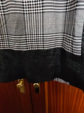 Vestido cuadros y efecto piel