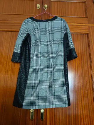 Vestido cuadros y efecto piel