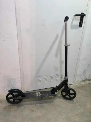 Patinete manual negro