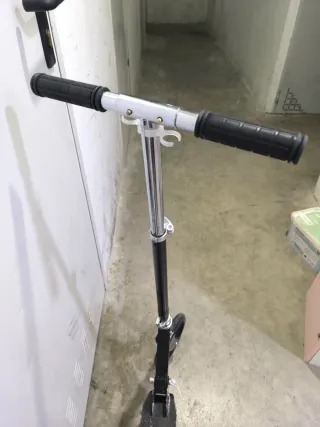 Patinete manual negro