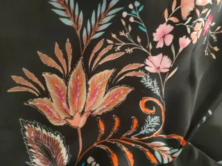 Camisa Stradivarius negra estampada floral