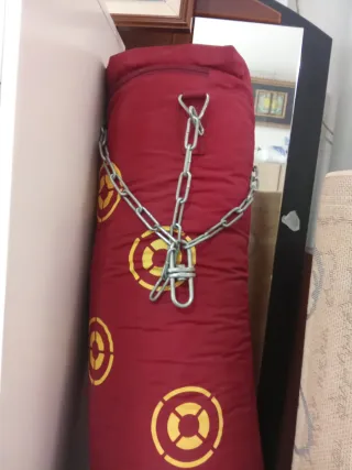 Saco de boxeo rojo con círculos amarillos