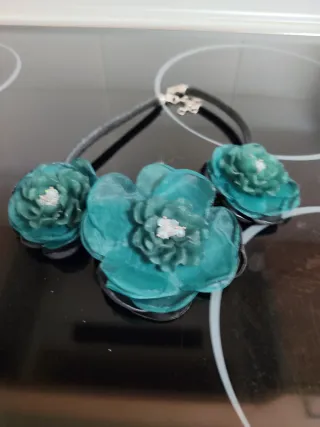 Collar cuero con flores verdes y pedrería