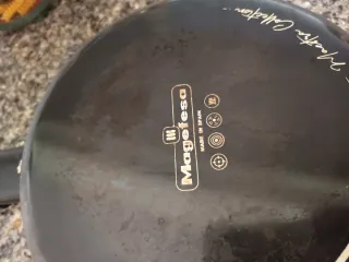 Sartén negra con mango rojo