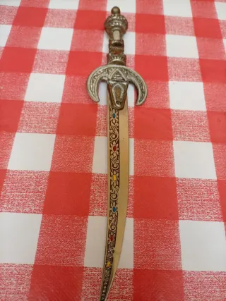 Abrecartas antiguo decorado