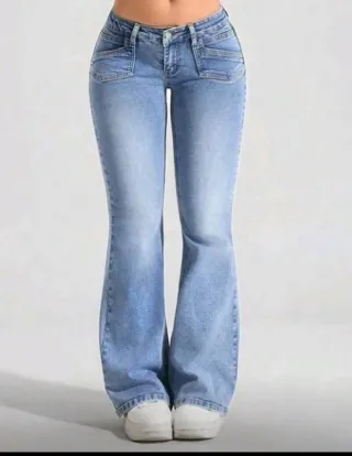 Pantalones vaqueros celestes acampanados