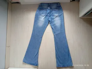 Pantalones vaqueros celestes acampanados