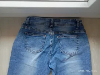 Pantalones vaqueros celestes acampanados