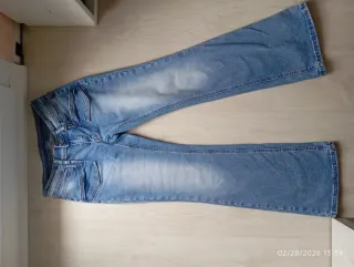 Pantalones vaqueros celestes acampanados