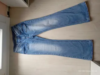 Pantalones vaqueros celestes acampanados